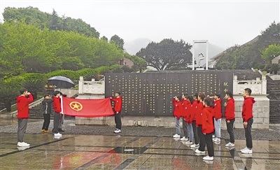 <p>　　西南大学学生在“狱中八条”纪念墙前对团旗宣誓（资料照片）。　　　　新华社发</p>