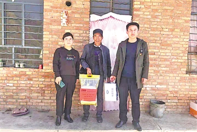 <p>　　李俊乡干部帮助群众实现“微心愿”。</p>