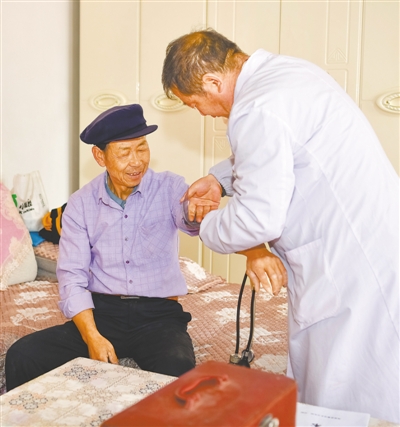 <p>　　医生进村入户上门服务。</p>