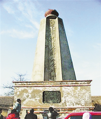 <p>　　兴隆镇红军长征会师纪念碑</p>