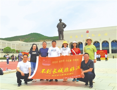 <p>　　本报报道组在延安革命纪念馆前合影。</p>