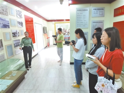 <p>　　在红军长征纪念馆采访。</p>