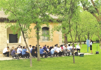 <p>　　在枣园聆听长征故事。</p>