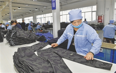 <p>　　中核（宁夏）同心防护科技有限公司生产线一派繁忙。</p><p>　　本报记者　左鸣远　摄</p>