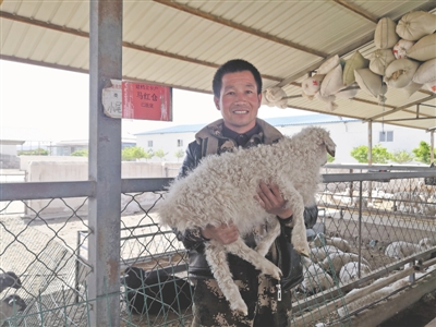 <p>　　依靠养殖产业，建档立卡贫困户实现脱贫。</p>