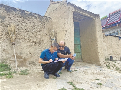 <p>　　去年7月18日，西吉县扶贫办工作人员在马建乡大坪村入户核查贫困群众“两不愁三保障”的落实情况。　　　　　　（图片由西吉县扶贫办提供）</p>