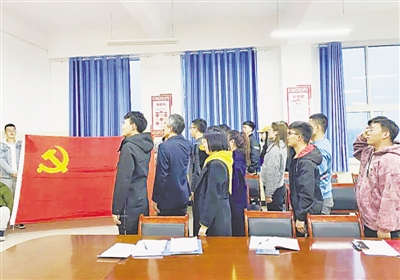 <p>　　银川能源学院把党史学习教育抓在日常，融入“三会一课”。</p><p>　　（本版照片均由受访者提供）</p>