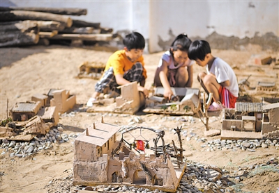 <p>　　家里的小院渐渐被作品堆满，成为一道微缩的“乡村景观”。</p>