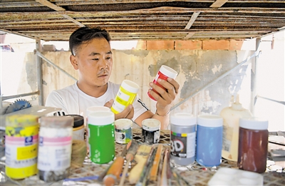 <p>　　简陋的工具架上摆满了做模型用的工具和颜料。</p>