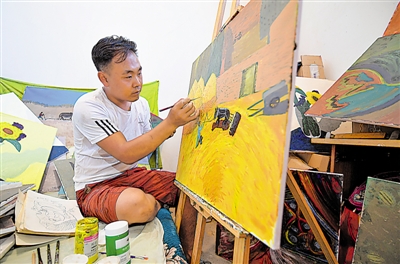 <p>　　利用闲暇时间练习素描和油画是陈科军的必修课。</p>