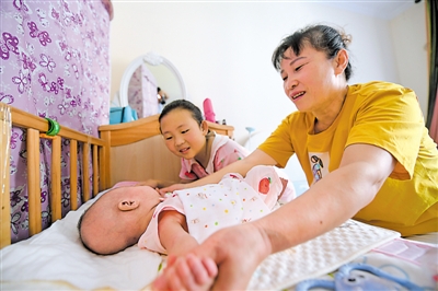 <p>　　张静牵起宝宝的小手带她做起婴儿被动操。</p>