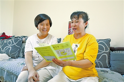 <p>　　张静取出自己的“带娃秘籍”毫无保留地传授给宝妈。</p>