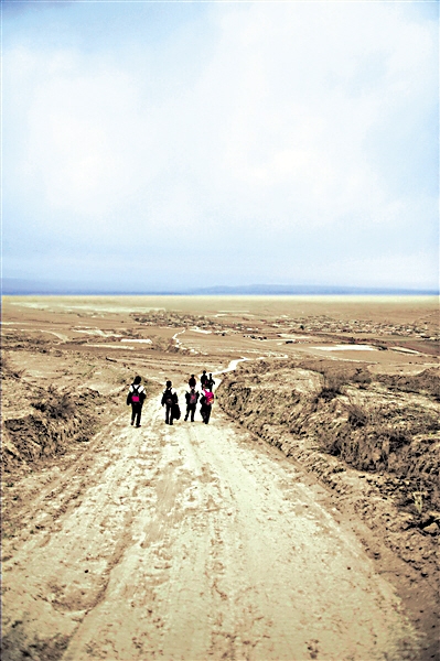 <p>　　孩子们上学得走10多公里的山路。（摄于2011年9月）</p>