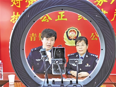 公安民警走进直播间宣传防范电诈。<br/>　　（图片由受访单位提供）