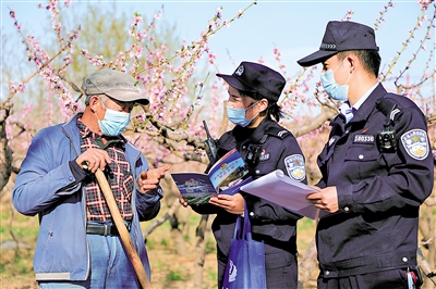     公安民警田间地头讲解防诈知识。<br/>　　（图片由受访单位提供）