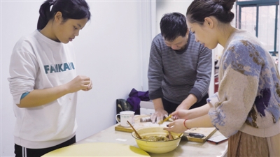 <p>　　2月11日，马梦彤被邀请到老师家里一起包饺子、过除夕。</p>