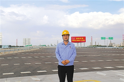 <p>　　看着四通八达的高速公路网，柳渊自豪无比。他在每条自己参与修建的道路建成前都要拍照留念。　　　</p><p>　　本报记者　赵磊　摄</p>