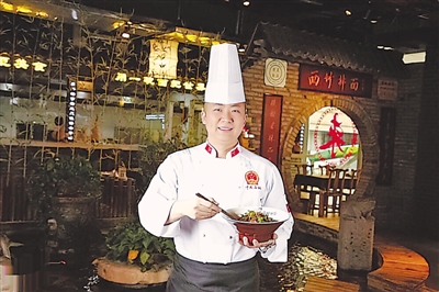 <p>　　西竹拌面的负责人陈涛正在向客人介绍自家的面。</p><p>　　（图片由受访者提供）</p>