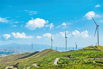 <p>　　华电海原南华山风电场，一座座庞大的风力发电机下绿意盎然。（资料图片）　　　　　　　　　　　　　　　　　　本报记者　马楠　摄</p>