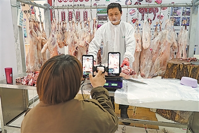 <p>　　宁夏宁羴源牛羊肉有限公司的直播室正在直播销售滩羊肉。</p>