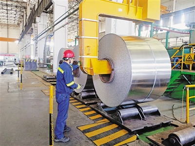 <p>　　←　青铜峡铝业铝板带生产线。</p>