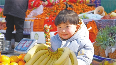 <p>跟随家人逛集市的小女孩得到了喜欢的冰糖葫芦。</p>