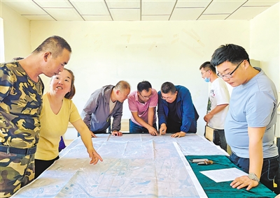 <p>　　青铜峡市甘城子乡用水户对照数据，核查农业灌溉面积。　　　　　　　　　　　　　　　　　　　　　　　　　　本报记者　陈瑶　摄</p>