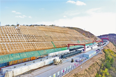 <p>　　银昆高速公路彭阳过境段施工现场。</p>
