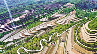 <p>　　盘活土地资源，构建农民多渠道增收机制。</p>