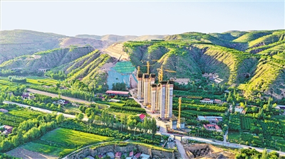 <p>　　银昆高速公路固原过境段施工正酣。</p>