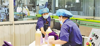 <p>　　冷榨胡麻油车间。</p>