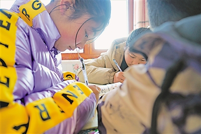 <p>寒假里，西吉县偏城乡柳林村的孩子们在学习。</p>