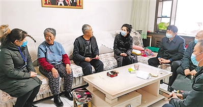 <p>中宁县“联合党委”成员单位慰问困难老人。</p>