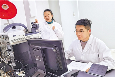 <p>丽珠集团（宁夏）制药有限公司员工李文昊和妻子刘娜做药品检测。</p>