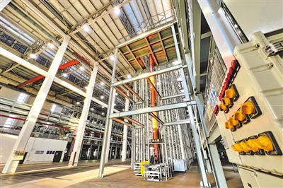 <p>　　宁夏百川新材料有限公司生产车间，反应釜设备正在运转，生产锂电池原料。</p>