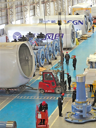 <p>宁夏运达风电有限公司生产车间内，工人们在加紧生产风电设备，该公司年生产风力发电机能力达100万千瓦。</p>
