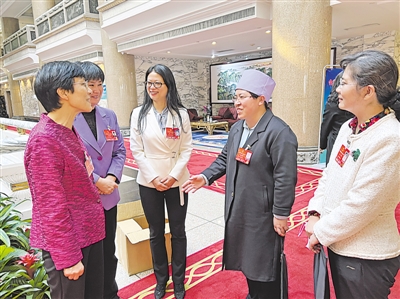 <p>3月8日，宁夏代表团与浙江代表团的女代表相互交流，互致节日祝福。</p>