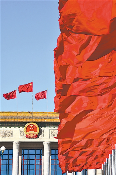 <p>北京天安门广场红旗飘飘。</p>