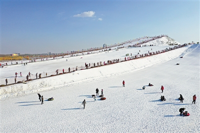 <p>　　在银川市金凤区阅海滑雪场，人们体验着冰雪运动带来的快乐。</p>