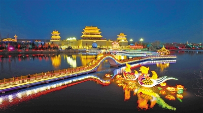 <p>　　2月13日晚，盐池县城被五光十色的灯光装扮得炫彩夺目。</p>