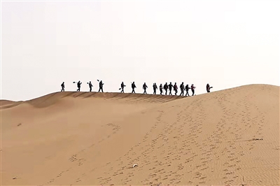 <p>唐希明带着他的治沙团队在沙漠里“耕耘”。（图片由受访者提供）</p>