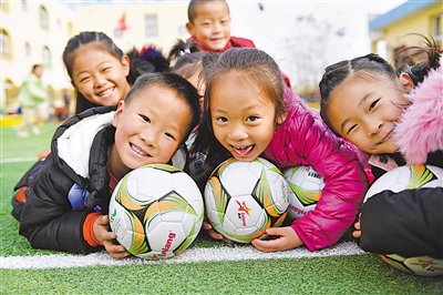 <p>　　　　灵武市第三幼儿园的孩子们享受快乐足球。该园是幼儿足球特色试点园。								　　本报记者　王鼎　摄</p>