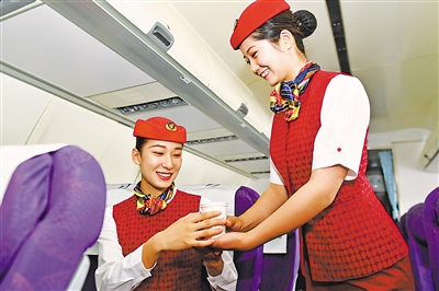 <p>　　　　宁夏某中职学校学生进行空乘服务礼仪训练。	　　　　　本报记者　王鼎　摄</p>