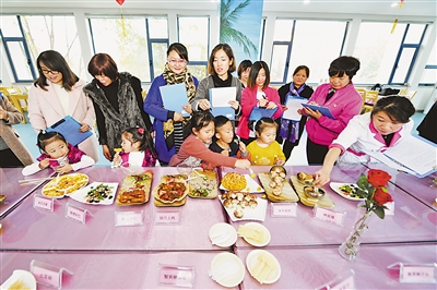 <p>　　　　银川市第一幼儿园创新招聘人员面试考核机制，面向社会招聘厨师、面点师，成立由园方代表、家长代表、幼儿代表组成的考核小组，对应聘者从理论知识测评、烹调技能展示、综合素养等方面进行公开、透明量化考核。本报记者　王鼎　摄</p>
