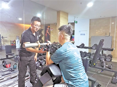 <p>　　许安宁在指导学员锻炼。</p>