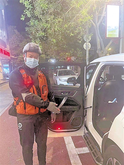 <p>　　代驾司机请顾客上车。</p>
