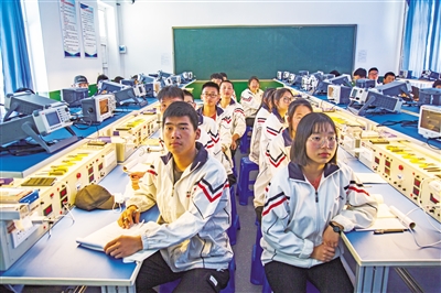 <p>学生进行实训课程学习。</p>