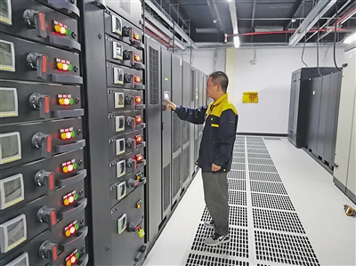     中国大脑绿色数据中心，运维员进行服务器日常运维。