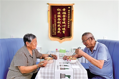 <p>　　尹东宣（左）和孙增秀在幸福食堂品尝爱心臊子面。</p>