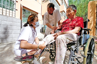<p>　　社区健康小屋的工作人员姚晓凤（左）上门为脑溢血导致半身瘫痪的居民郑眼兰按摩治疗。</p>
